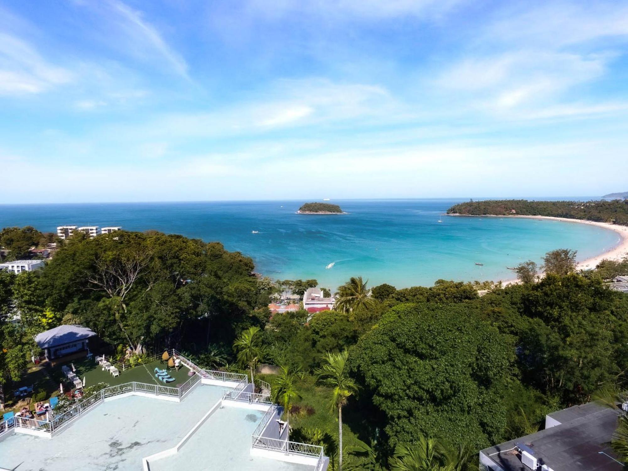 Andaman Cannacia Resort & Spa - Sha Extra Plus Strand Kata Exterior foto View of the bay from the west