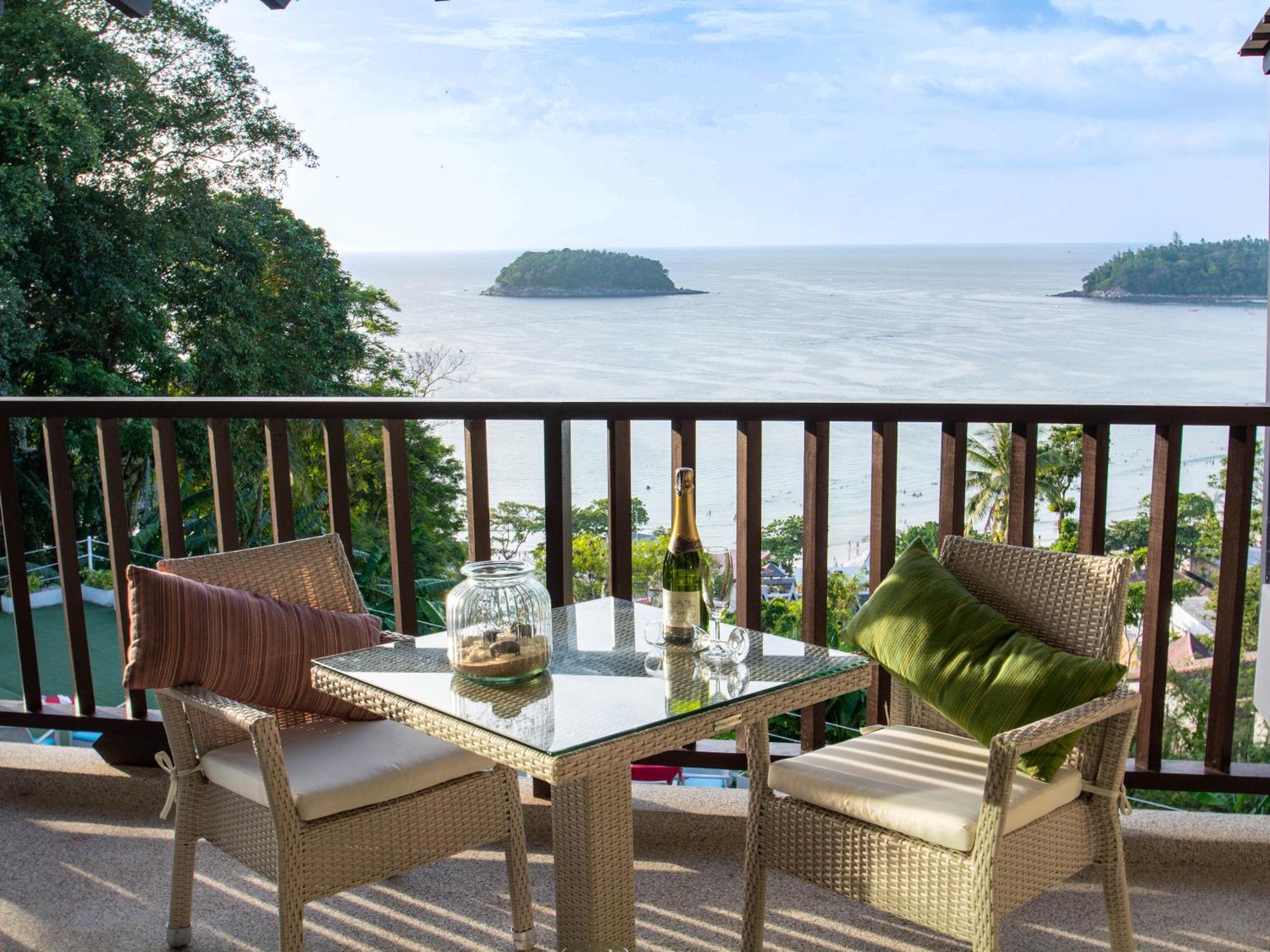 Andaman Cannacia Resort & Spa - Sha Extra Plus Strand Kata Exterior foto A balcony with a view of the ocean