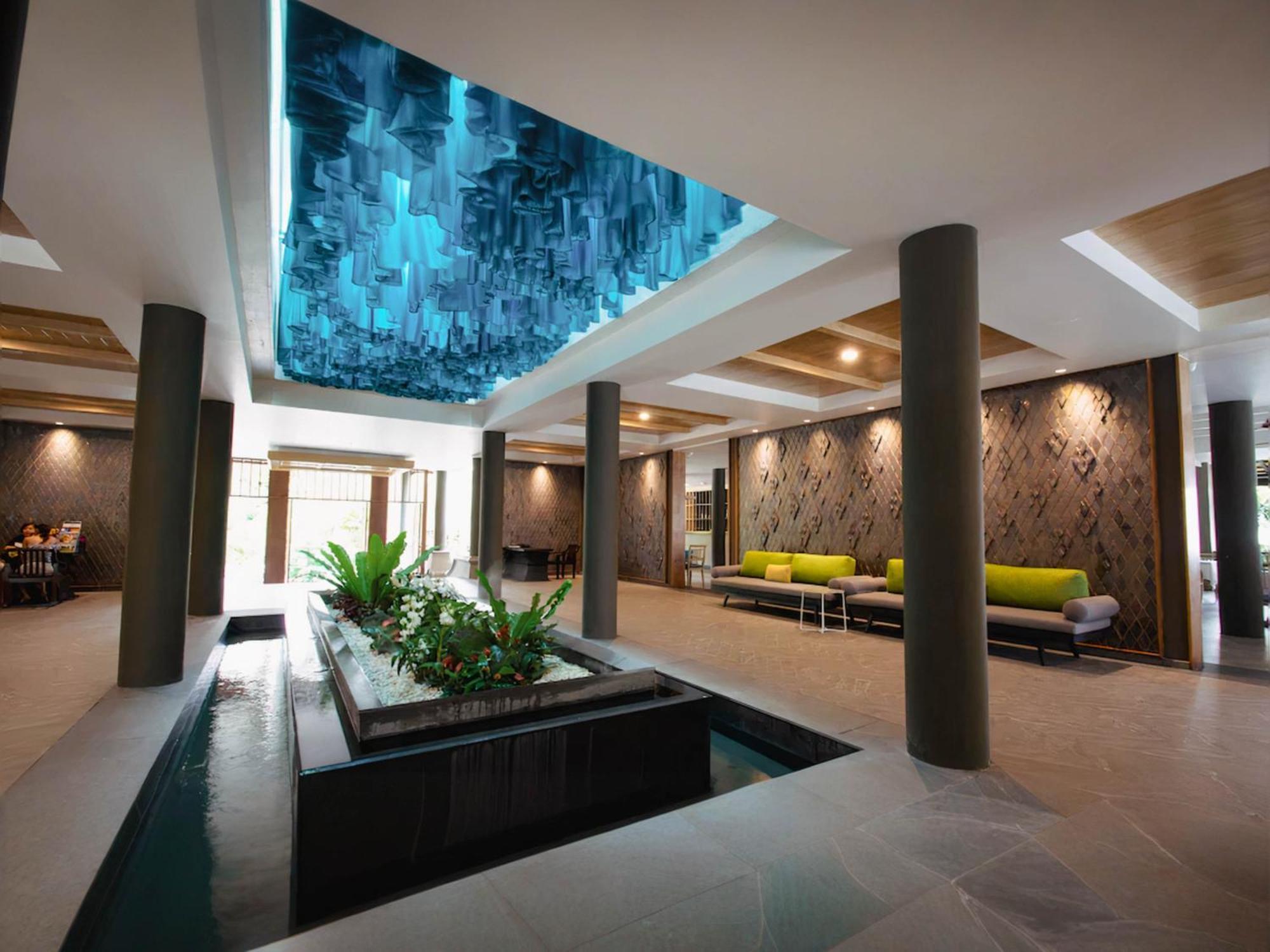 Andaman Cannacia Resort & Spa - Sha Extra Plus Strand Kata Exterior foto The lobby of the hotel