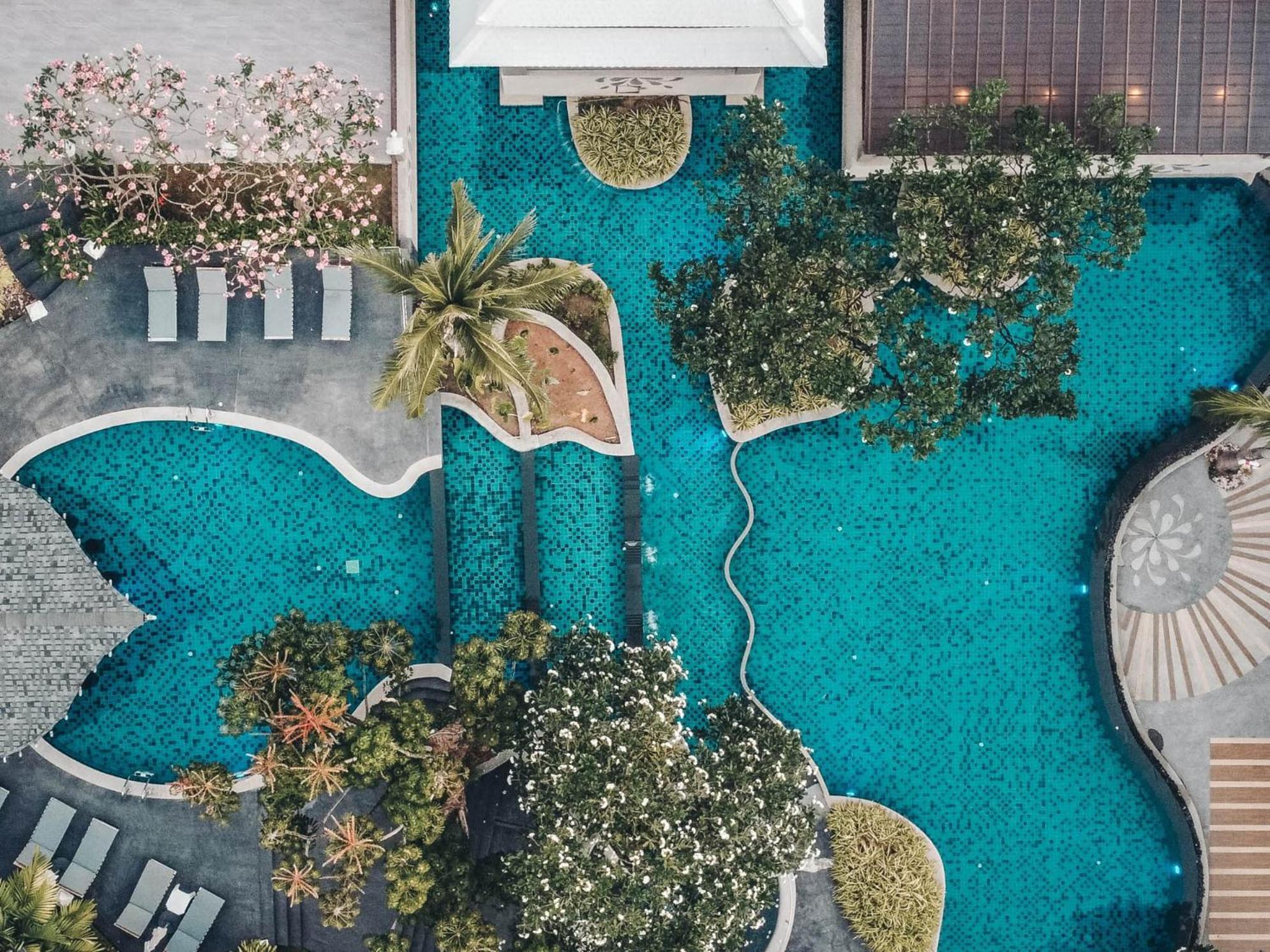 Andaman Cannacia Resort & Spa - Sha Extra Plus Strand Kata Exterior foto The pool at the hotel
