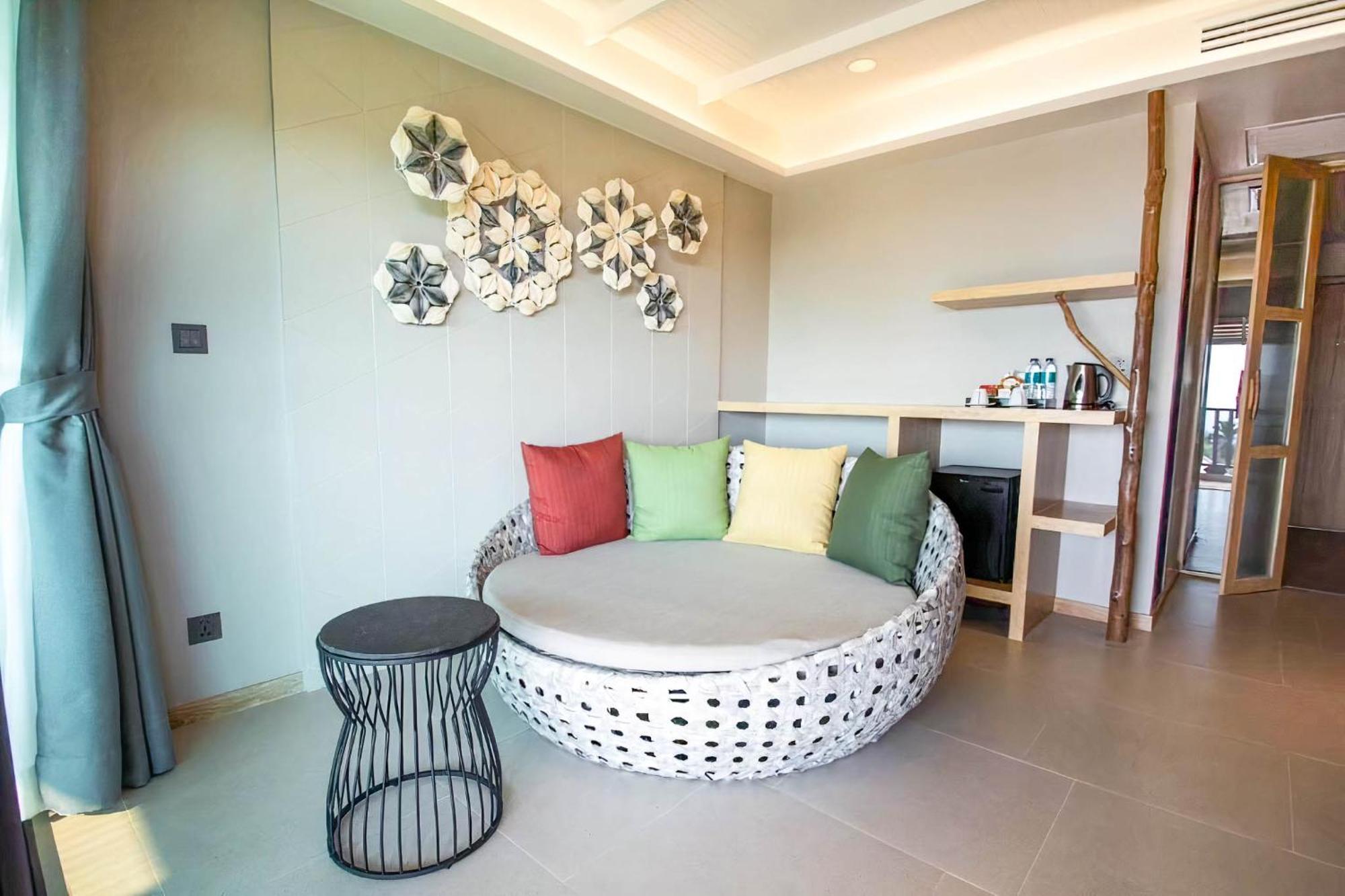 Andaman Cannacia Resort & Spa - Sha Extra Plus Strand Kata Exterior foto A round sofa