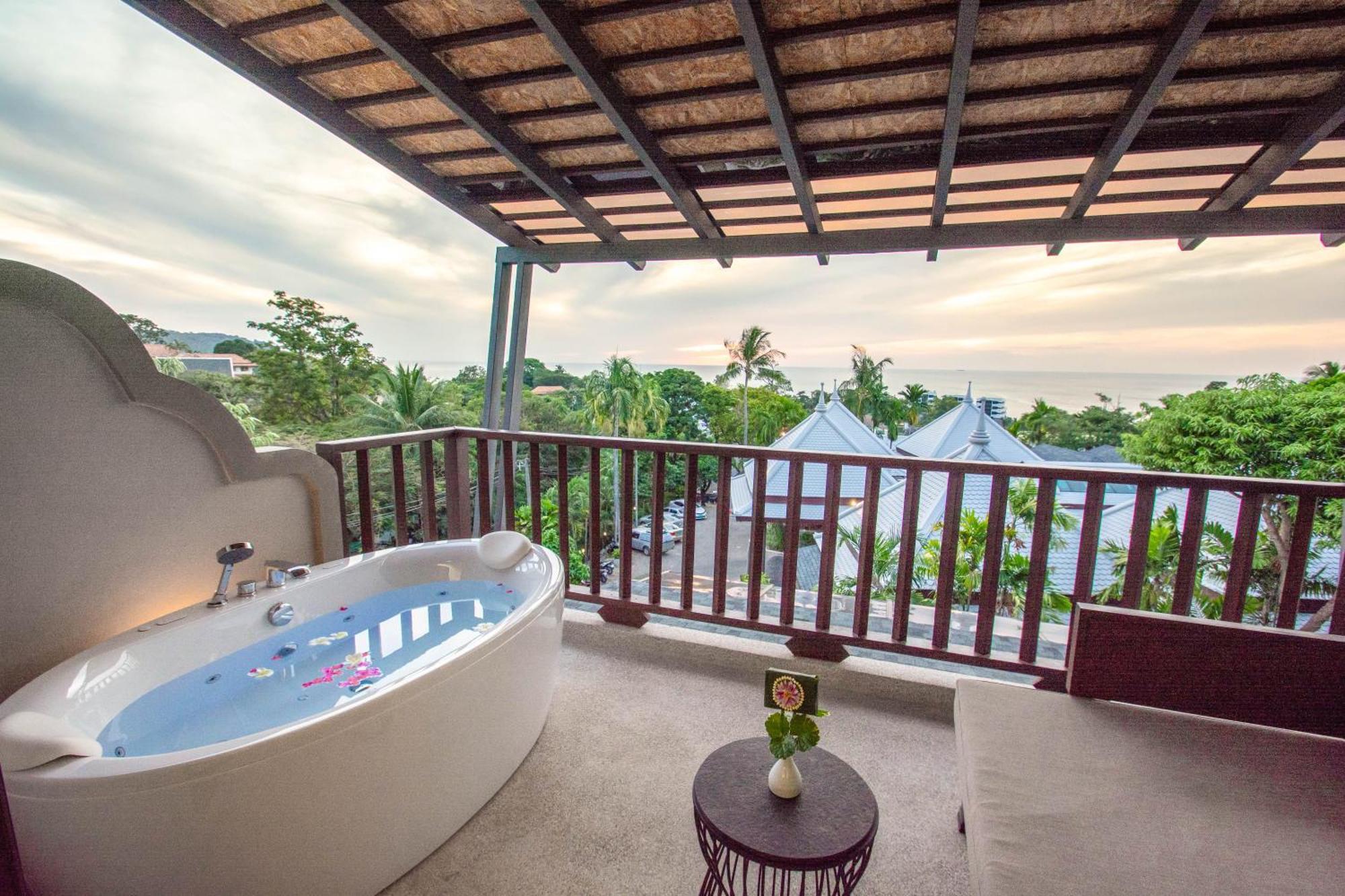 Andaman Cannacia Resort & Spa - Sha Extra Plus Strand Kata Exterior foto A bathtub on a balcony